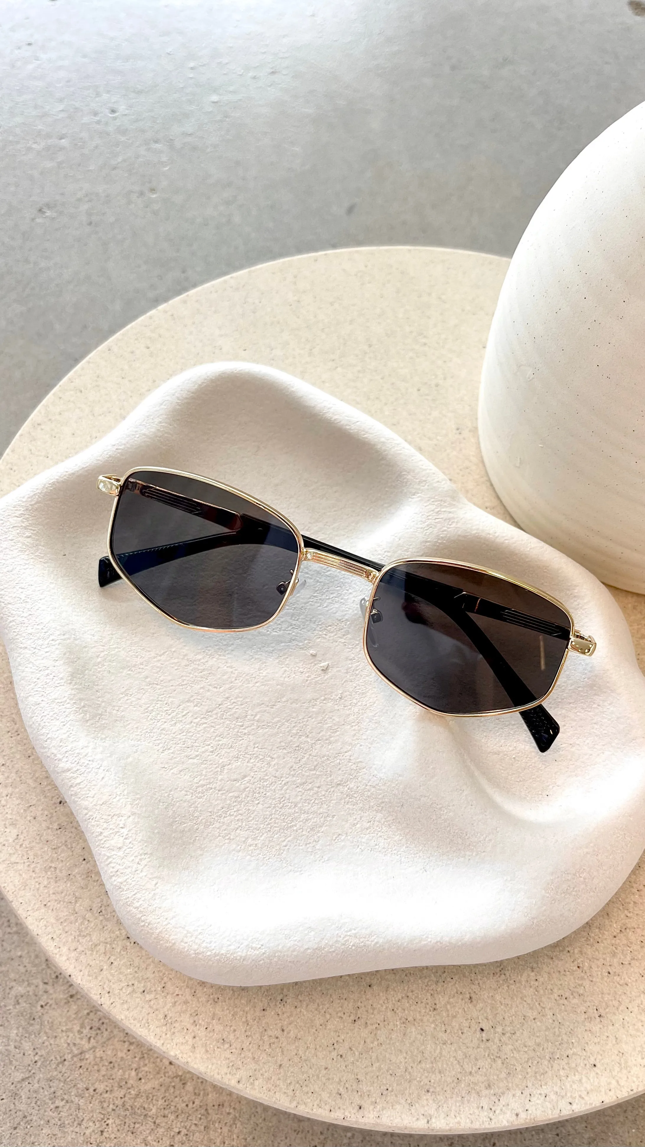 Quinta Sunglasses - Black / Gold